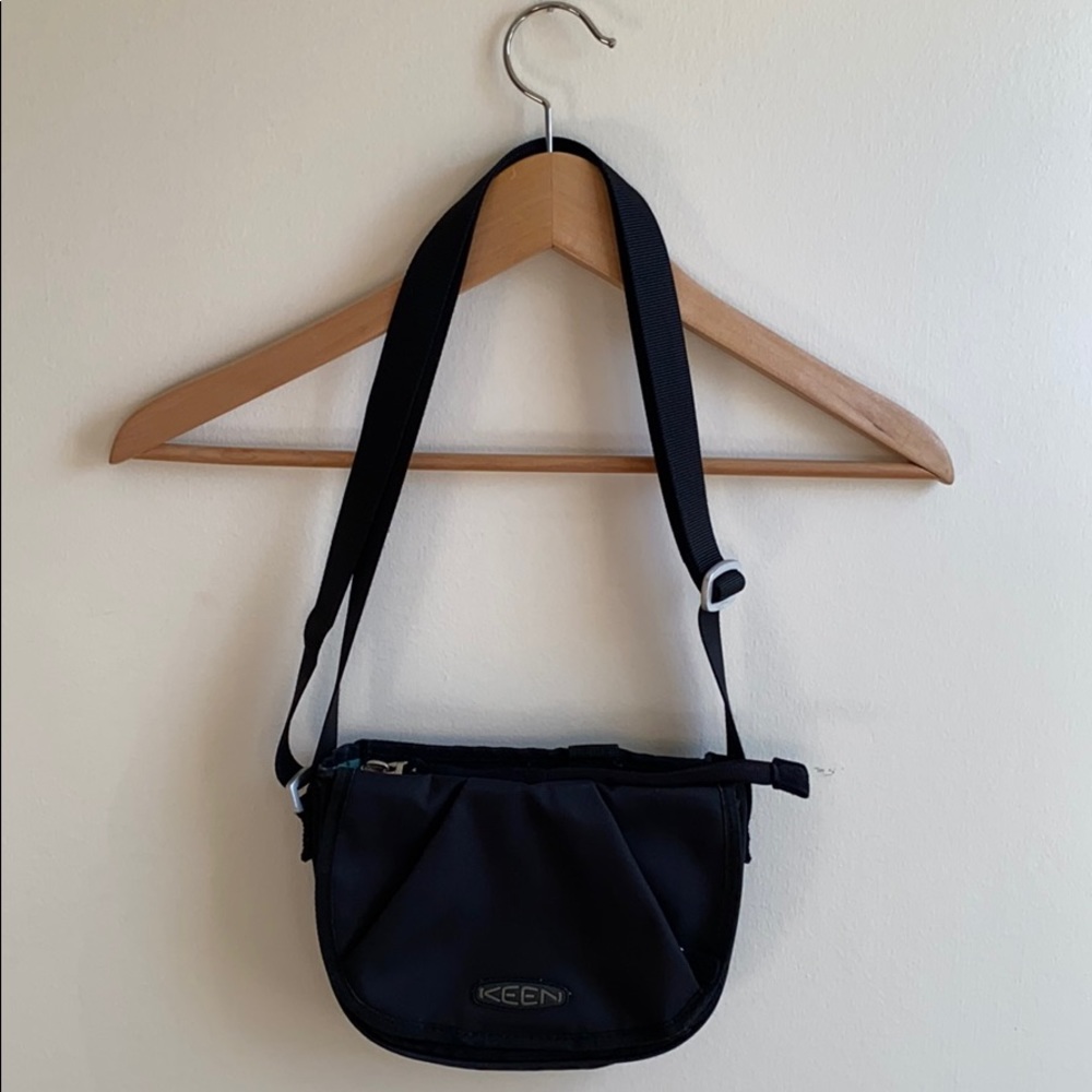 Keen crossbody